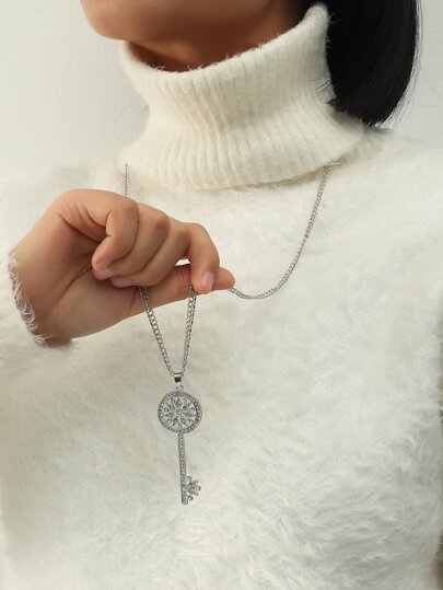 قلادة بتعليقة مفتاح بحجر الراين