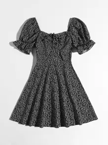 Soleia Vestido de puño fruncido con cordón delantero con estampado de planta - Blanco y Negro - Ver 3