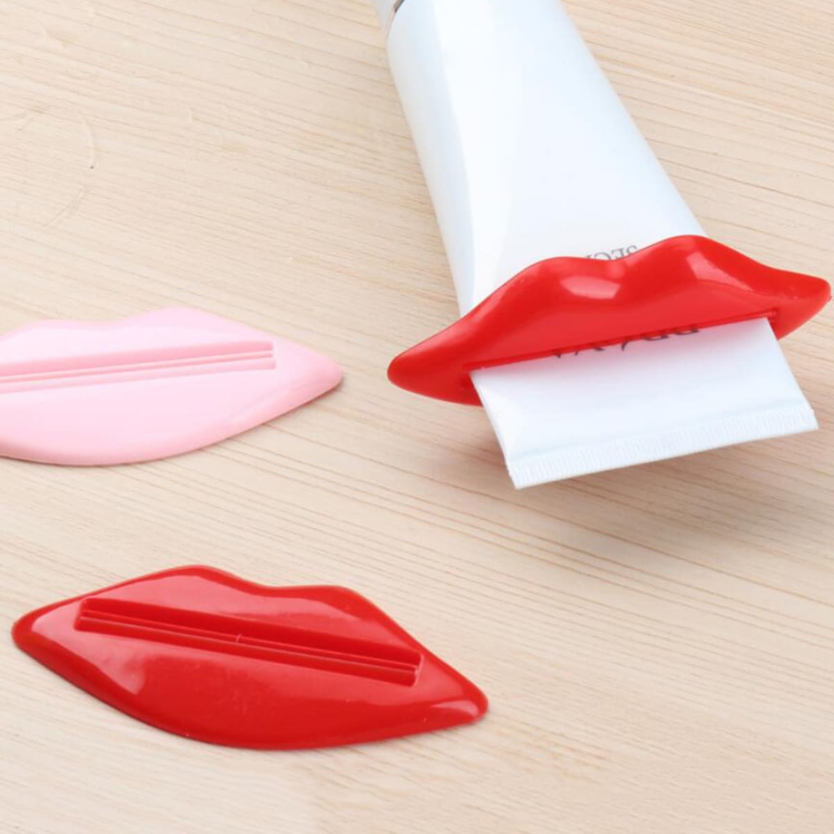 

2pcs Lip Shaped Toothpaste Squeezer, Multicolor