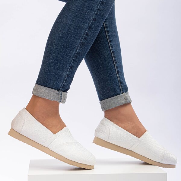 

Round Toe Textured Flats, White