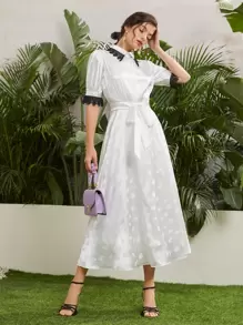 SHEIN X Dr.kholoud 拼接蕾絲邊自腰帶提花連衣裙 - 白色 - 查看 1