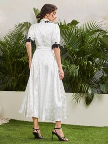 SHEIN X Dr.kholoud 拼接蕾絲邊自腰帶提花連衣裙 - 白色 - 查看 2