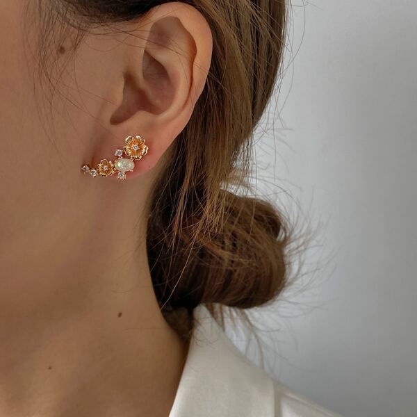 

Flower Decor Stud Earrings, Gold