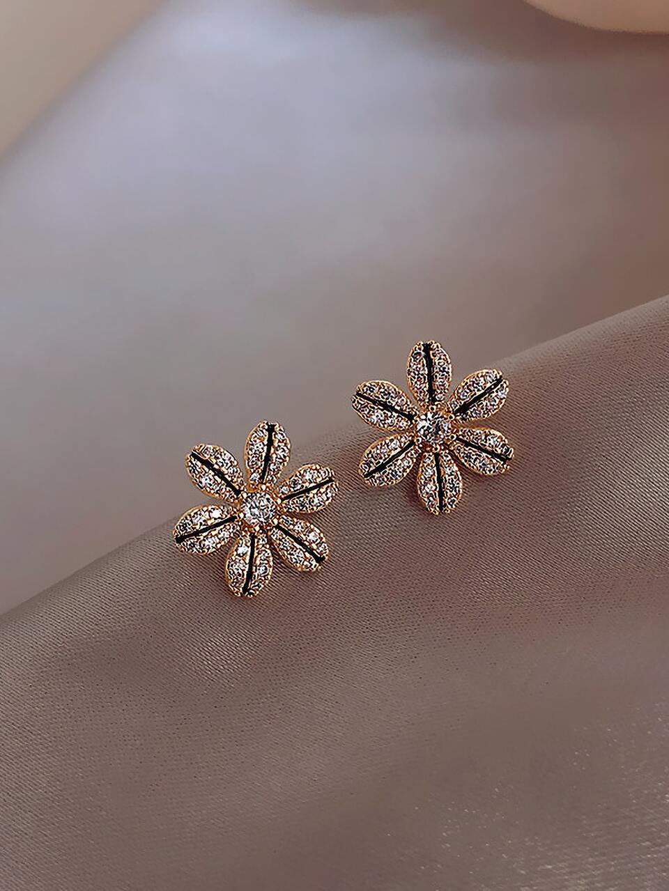 Rhinestone Flower Design Stud Earrings