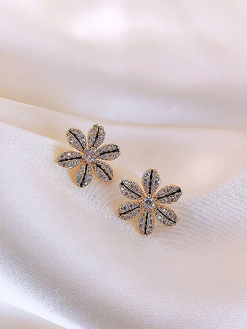 Rhinestone Flower Design Stud Earrings