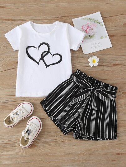 تي شيرت بطباعة قلب مع سروال قصير وبحزام مخطط للبنات الصغار