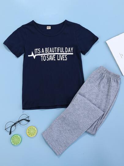 طقم بيجامة تيشيرت بجرافيك شعار وبنطلون أولاد