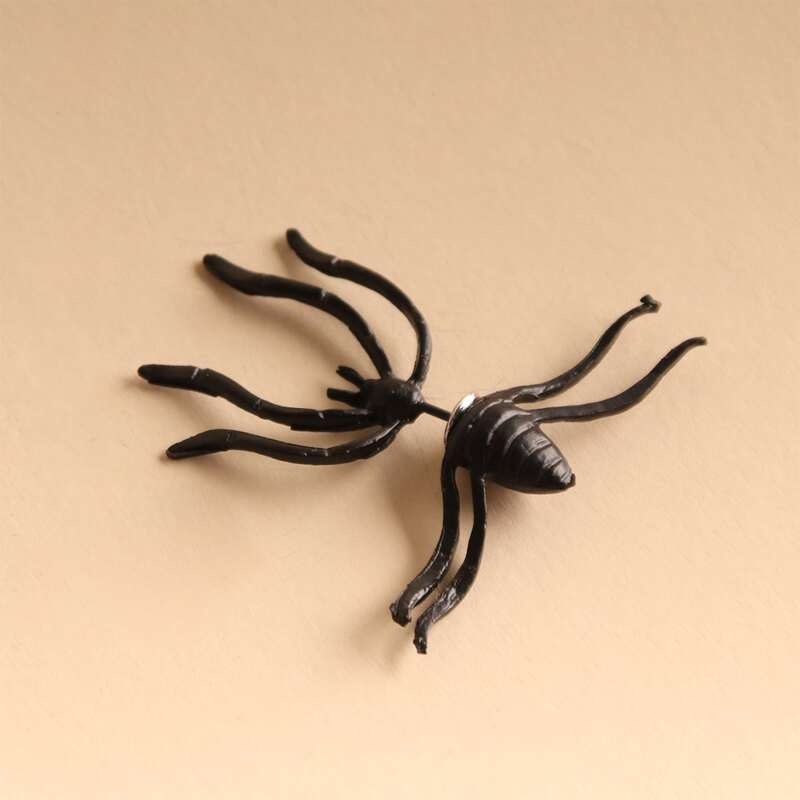 

1pc Spider Stud Earring, Black