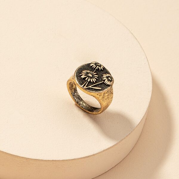 

Flower Engraved Ring, Gold