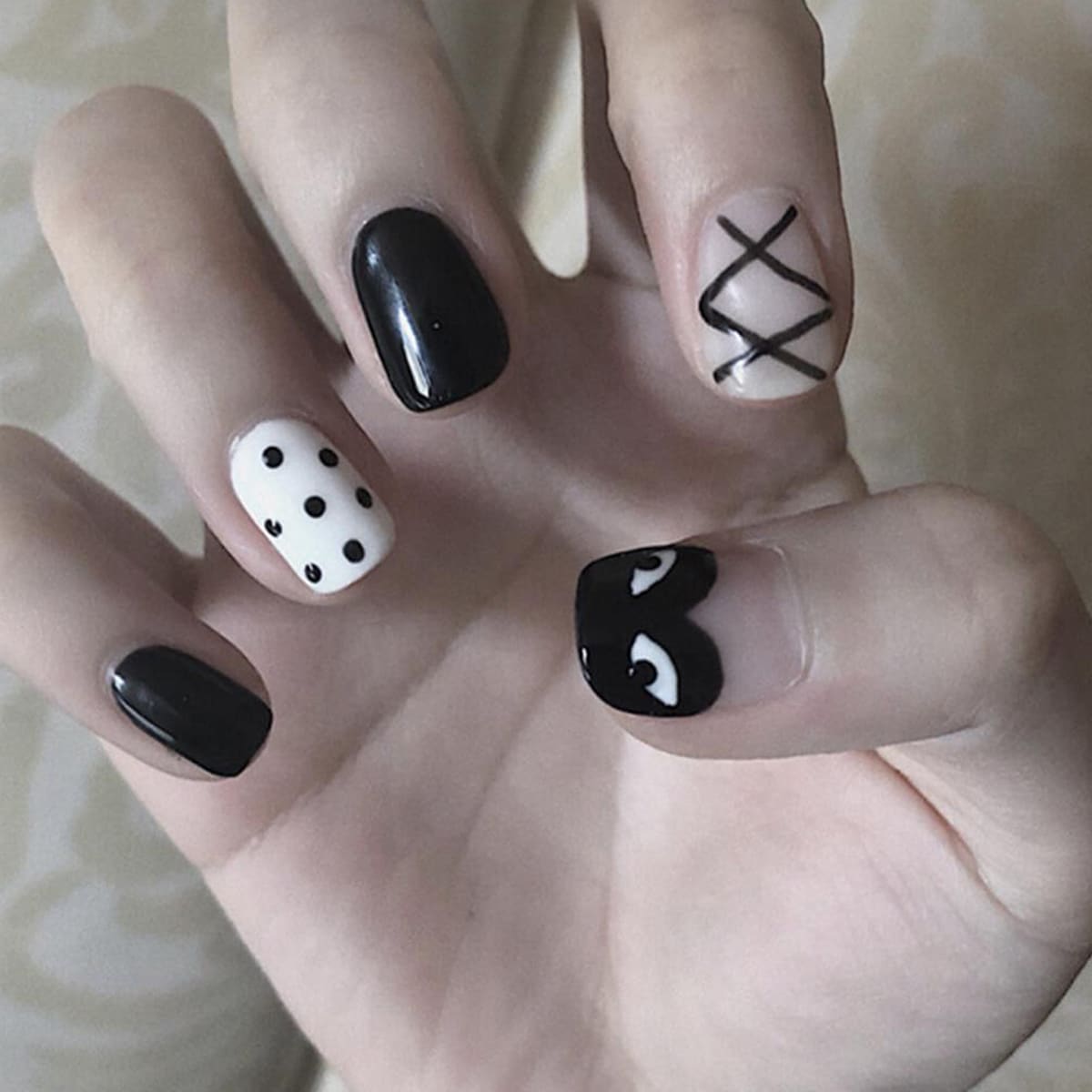 

24pcs Cartoon Polka Dot Fake Nail, Black and white