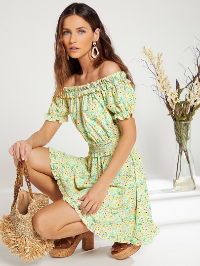 فستان بزهر اقحوان مقلم بهدب وبخصر مدرز مكشوف الكتف