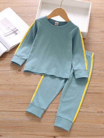 طقم بيجامة بخطوط جانبية طفل صغير