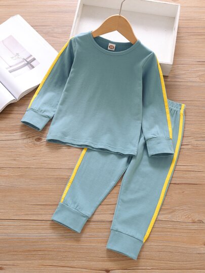 طقم بيجامة بخطوط جانبية طفل صغير