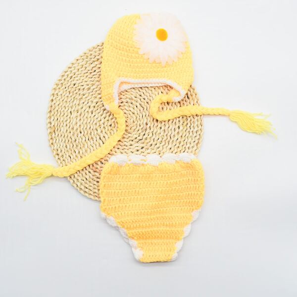 

Newborn Girl Floral Hat & Knit Shorts, Yellow