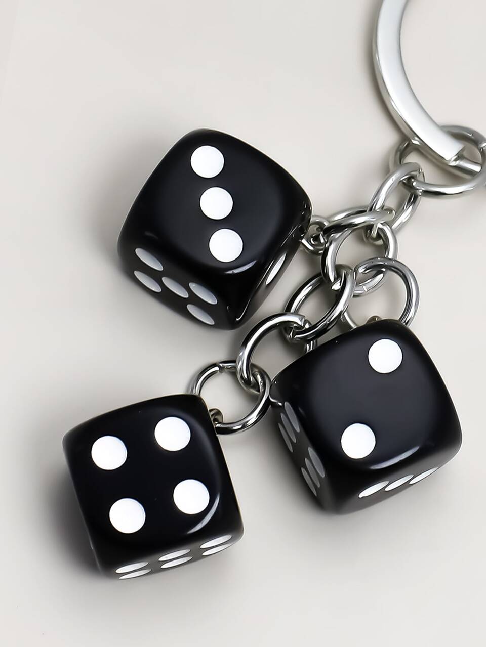 1pc Women's Resin Dice Keychain, Personalized Acrylic Resin Geometric Cube Dice DIY Accessory Christmas Gift Bag Charms Car Teacher Friend Sister Gift Ideas Gifts For Mother, Father, Graduation, And Teacher