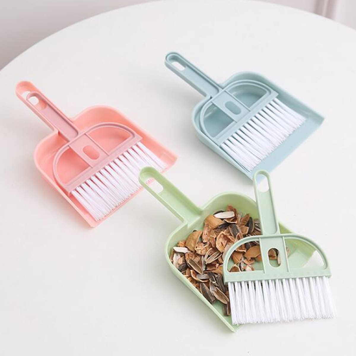 

1pc Random Desktop Brush With Dustpan, Multicolor