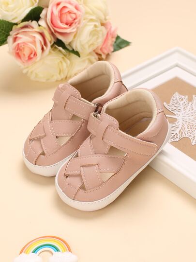 صندل بحزام فيلكرو بقص مجوف للبنات الرضع