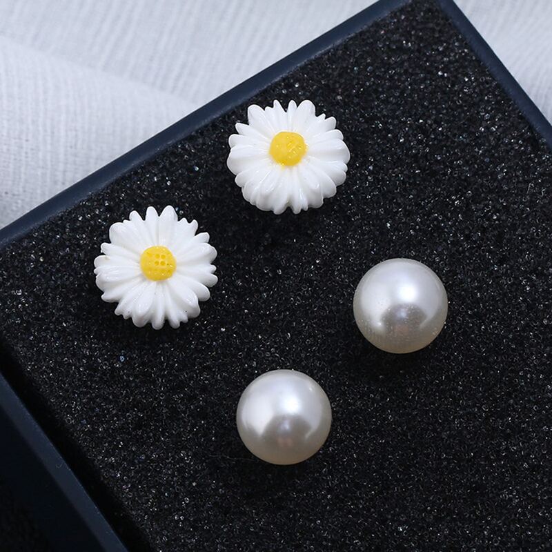 

2pairs Daisy Floral & Faux Pearl Stud Earrings, White
