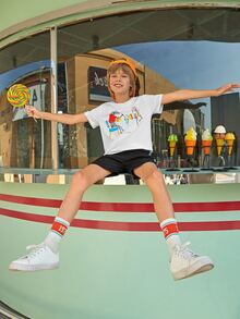 SHEIN Boys Cartoon Graphic Tee & Rainbow Striped Shorts Set - Multicolor - View 4