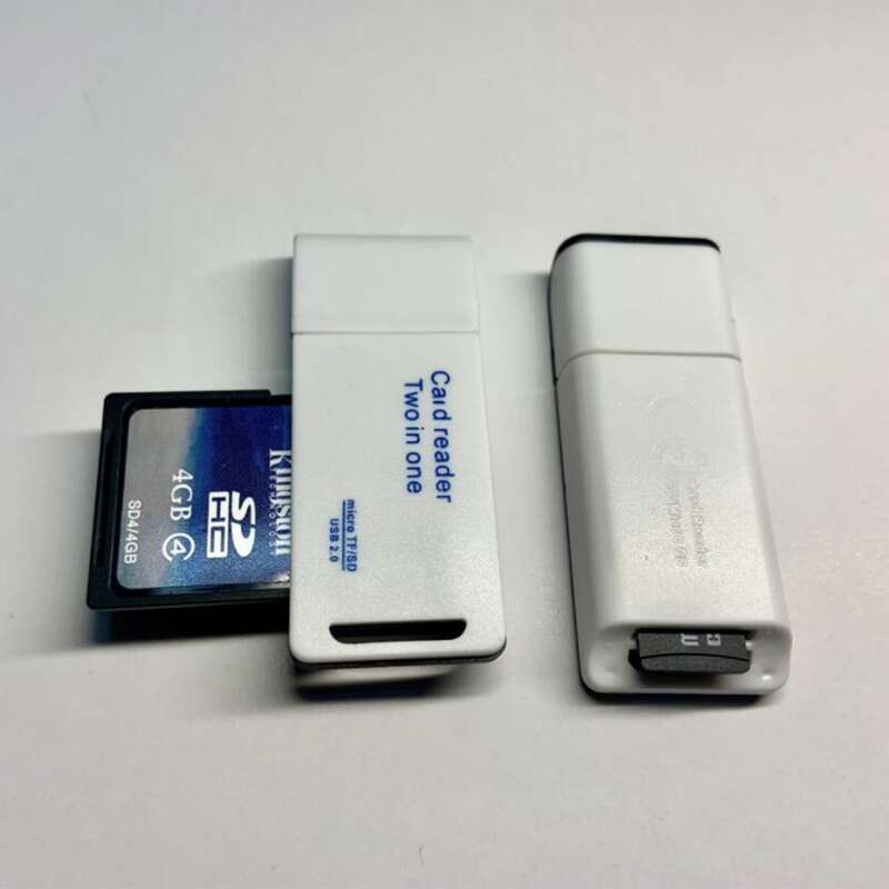 

1pc TF/SD Card Reader, Black and white