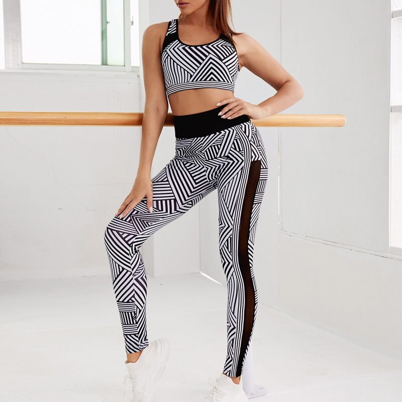 

Allover Geo Sports Bra & Leggings, Black and white