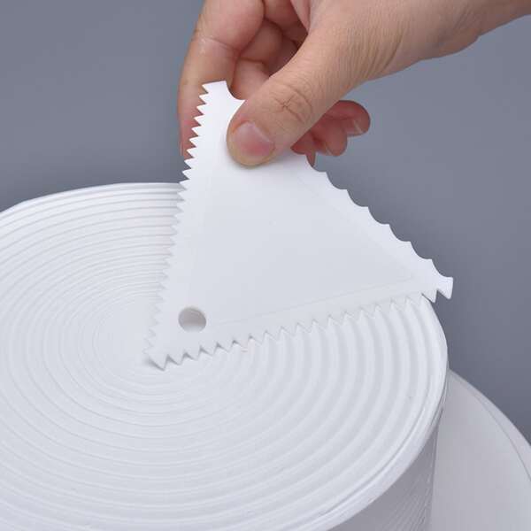 

1pc Triangle Cream Scraper, White