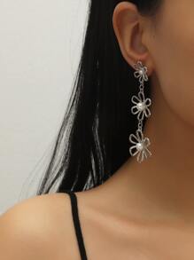 人造珍珠裝飾花朵耳墜 - 銀色 - 查看 1