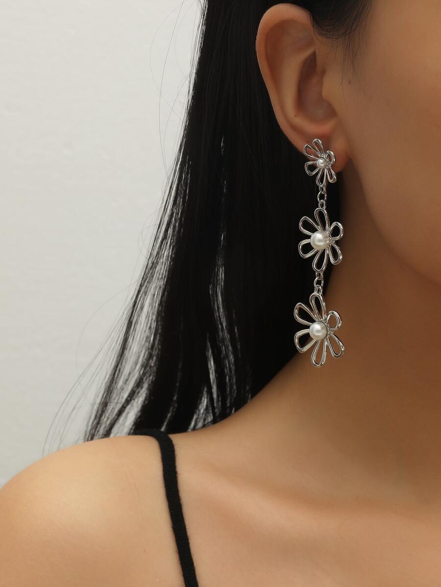 人造珍珠裝飾花朵耳墜 - 銀色 - 查看 1