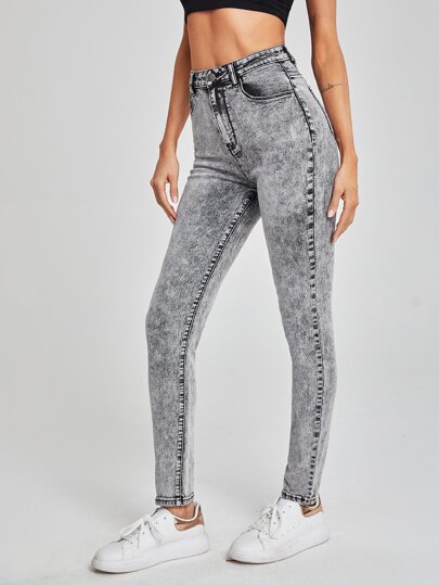 Schmale Jeans mit hoher Taille und schrägen Taschen