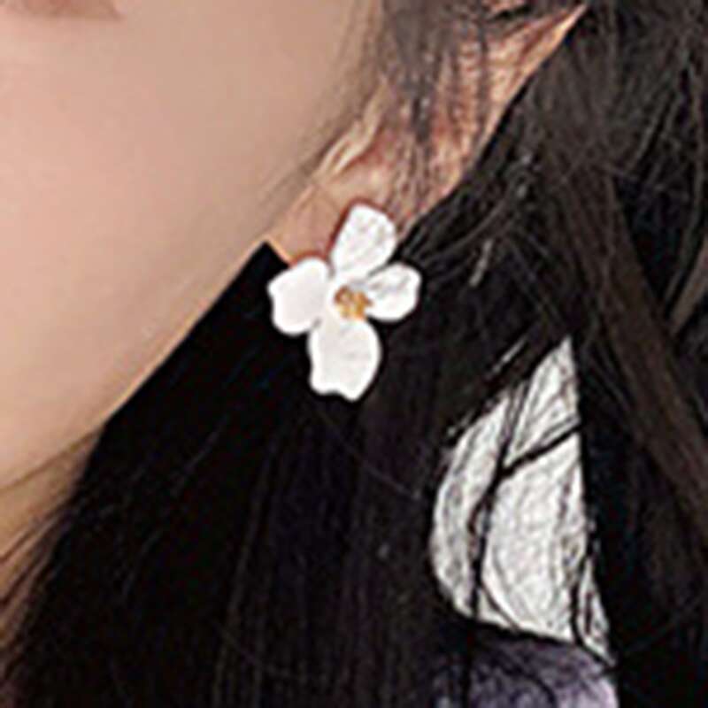 

1pair Flower Design Stud Earrings, White