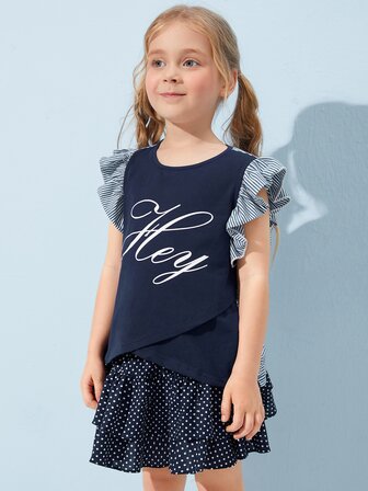 تي شيرت مخطط بجرافيك عبارة وبكتف مكشكش للبنات الصغار