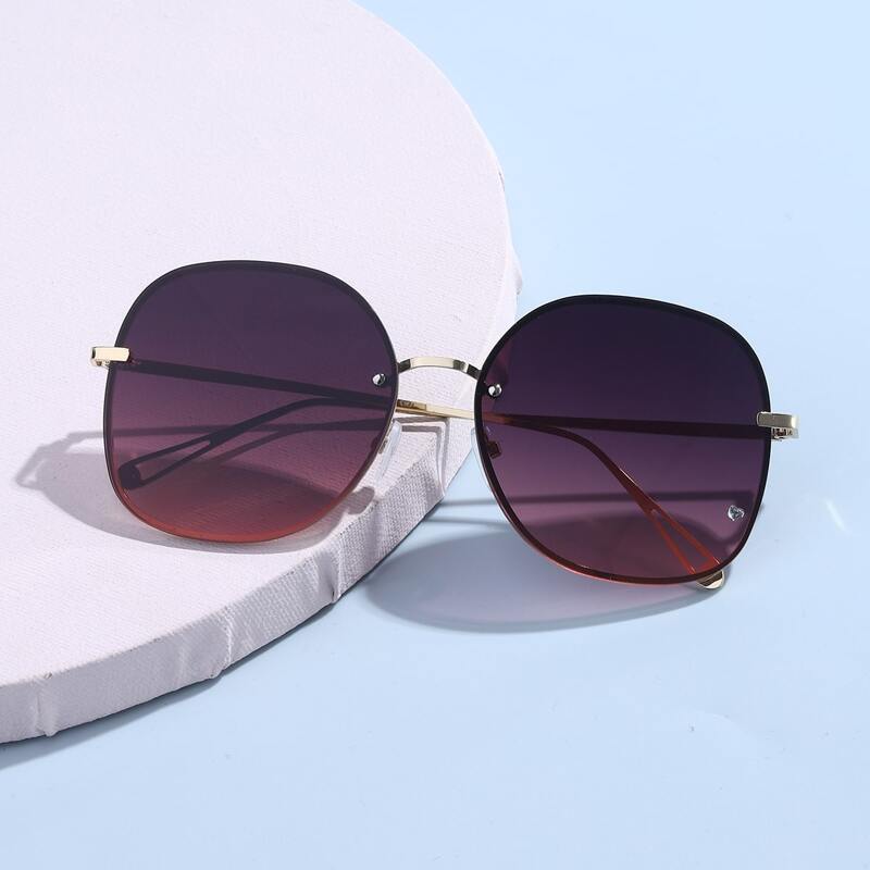 

Heart Rhinestone Detail Sunglasses