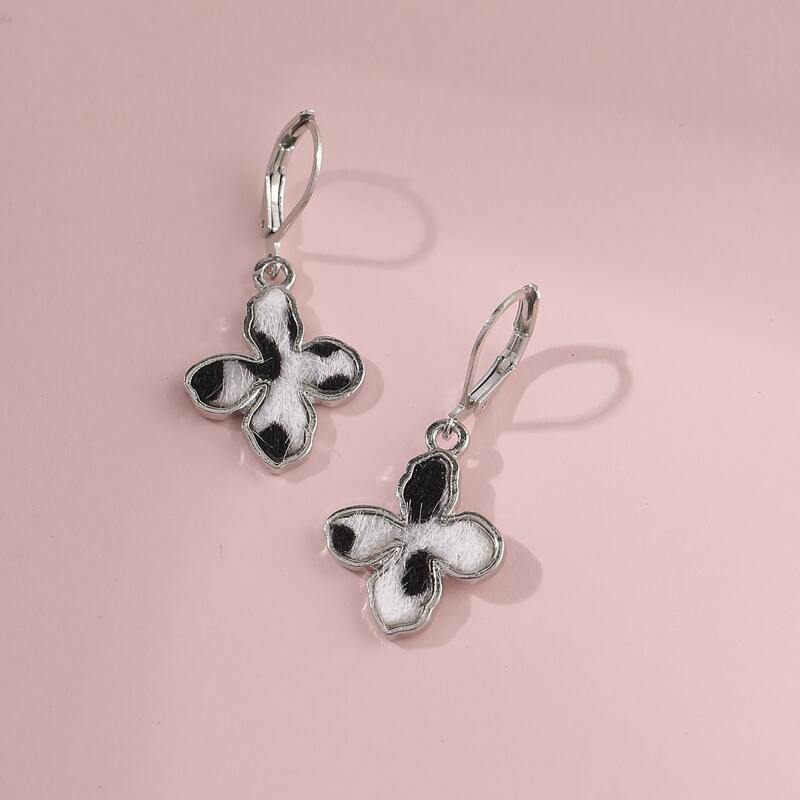 

1pair Flower Design Earrings, Black and white