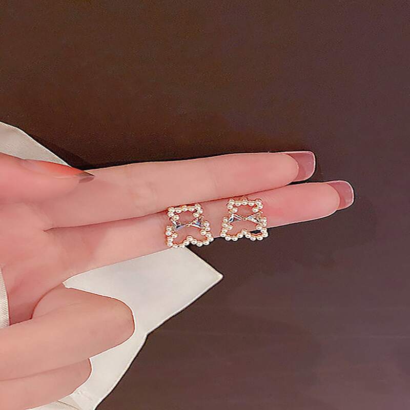 

1pair Bear Design Stud Earrings, White