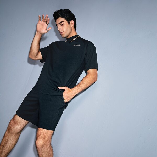 

Men Mock Neck Slogan Graphic Top & Track Shorts Set, Black