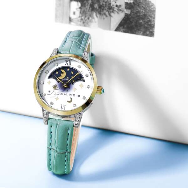 

Rhinestone Decor Moon Pattern Quartz Watch