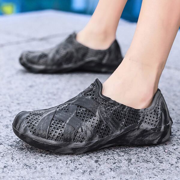 

Men Hollow Out Vented Clogs, Black
