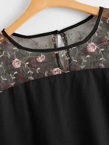 Camisa de puño con nudo con malla con bordado