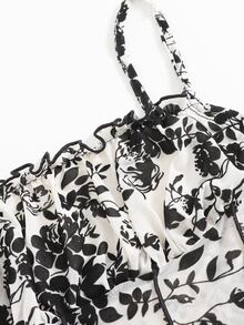 SHEIN Top corto de tirantes con estampado floral de pecho fruncido - Blanco y Negro - Ver 4