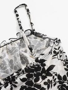 SHEIN Top corto de tirantes con estampado floral de pecho fruncido - Blanco y Negro - Ver 5