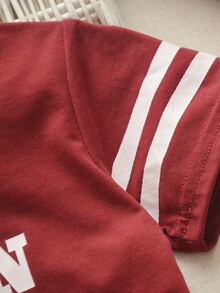 SHEIN 小男童校園風條紋字母圖案T恤和運動短褲 - 紅白色 - 查看 4