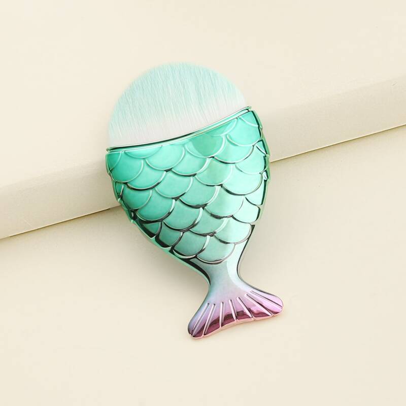 

Fish Tail Design Foundation Brush, Green