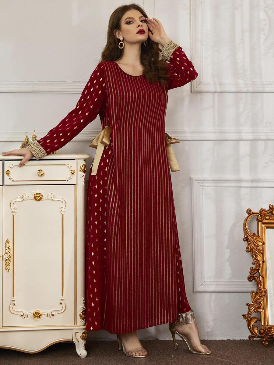 Al Najma 閃閃圖案蝴蝶結細節直筒連衣裙 - 酒紅色 - 查看 1