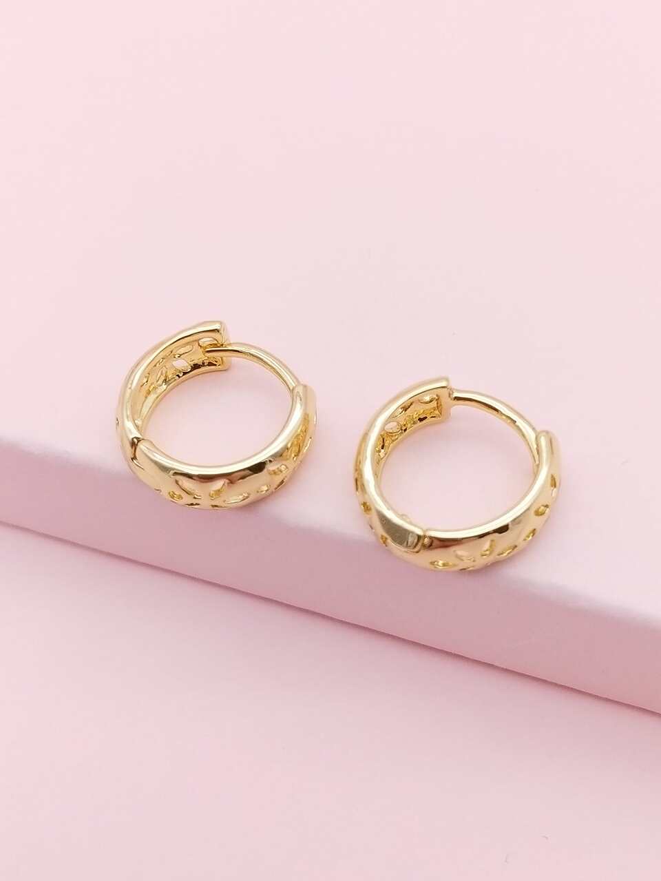 1 Pair Hollow Plum Blossom Copper Hoop Earrings, Minimalist & Fashionable