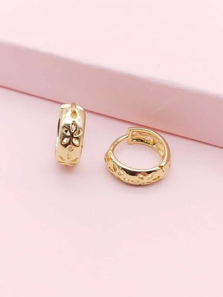 1 Pair Hollow Plum Blossom Copper Hoop Earrings, Minimalist & Fashionable
