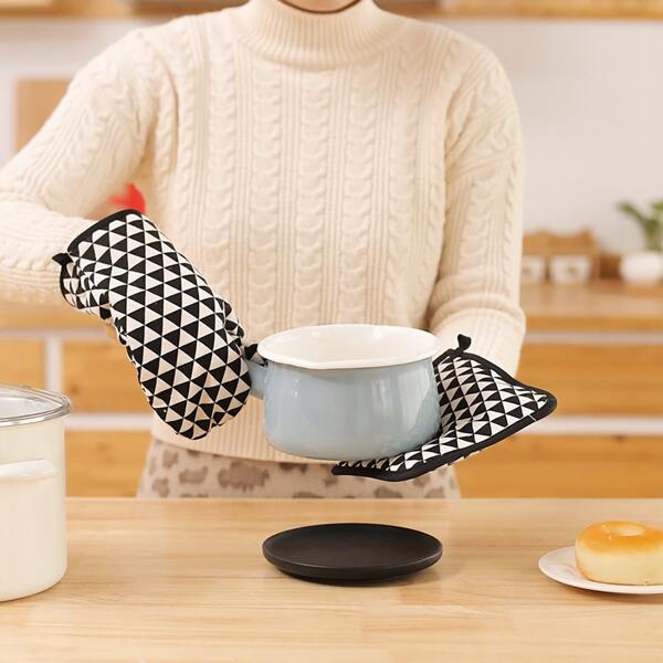 

1pc Triangle Print Oven Mitt & 1pc Heat Resistant Pad, Black and white
