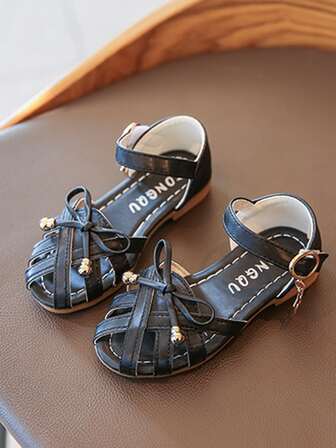 طفل فتاة القوس الديكور الصنادل