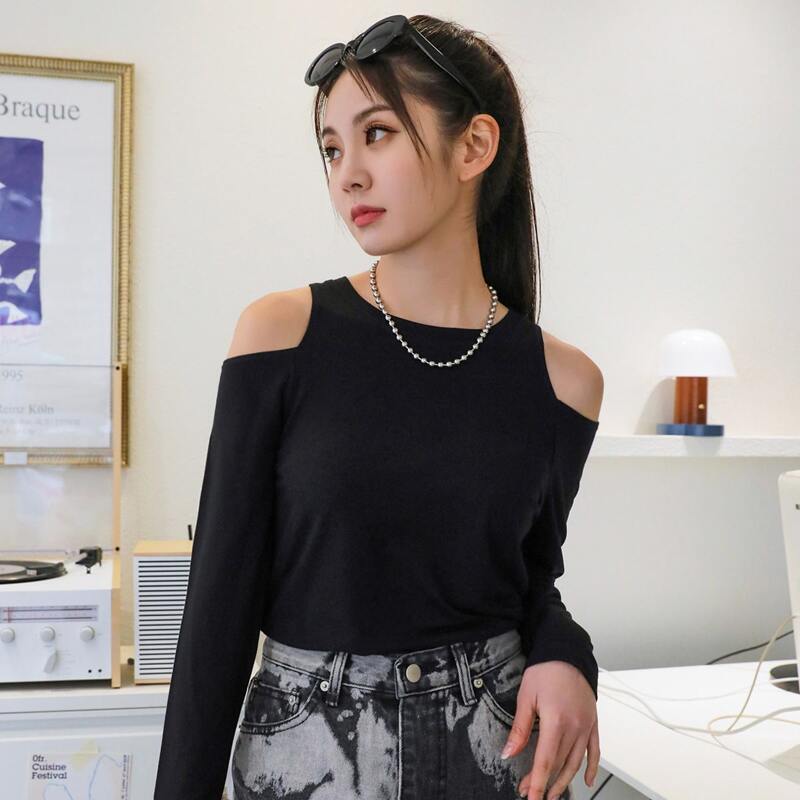 

Cold Shoulder Solid Tee, Black