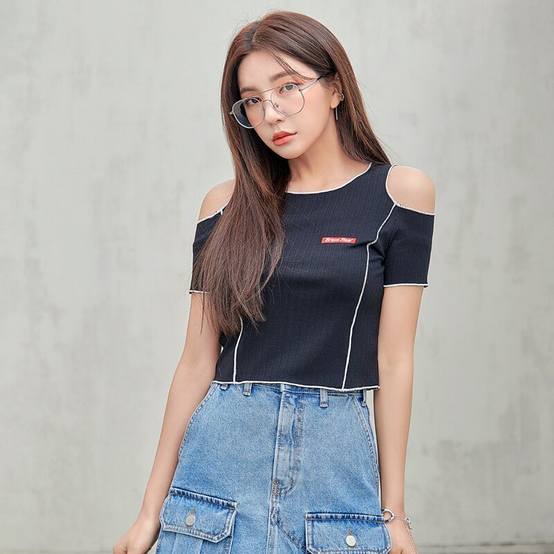 

Cold Shoulder Contrast Piping Tee, Black