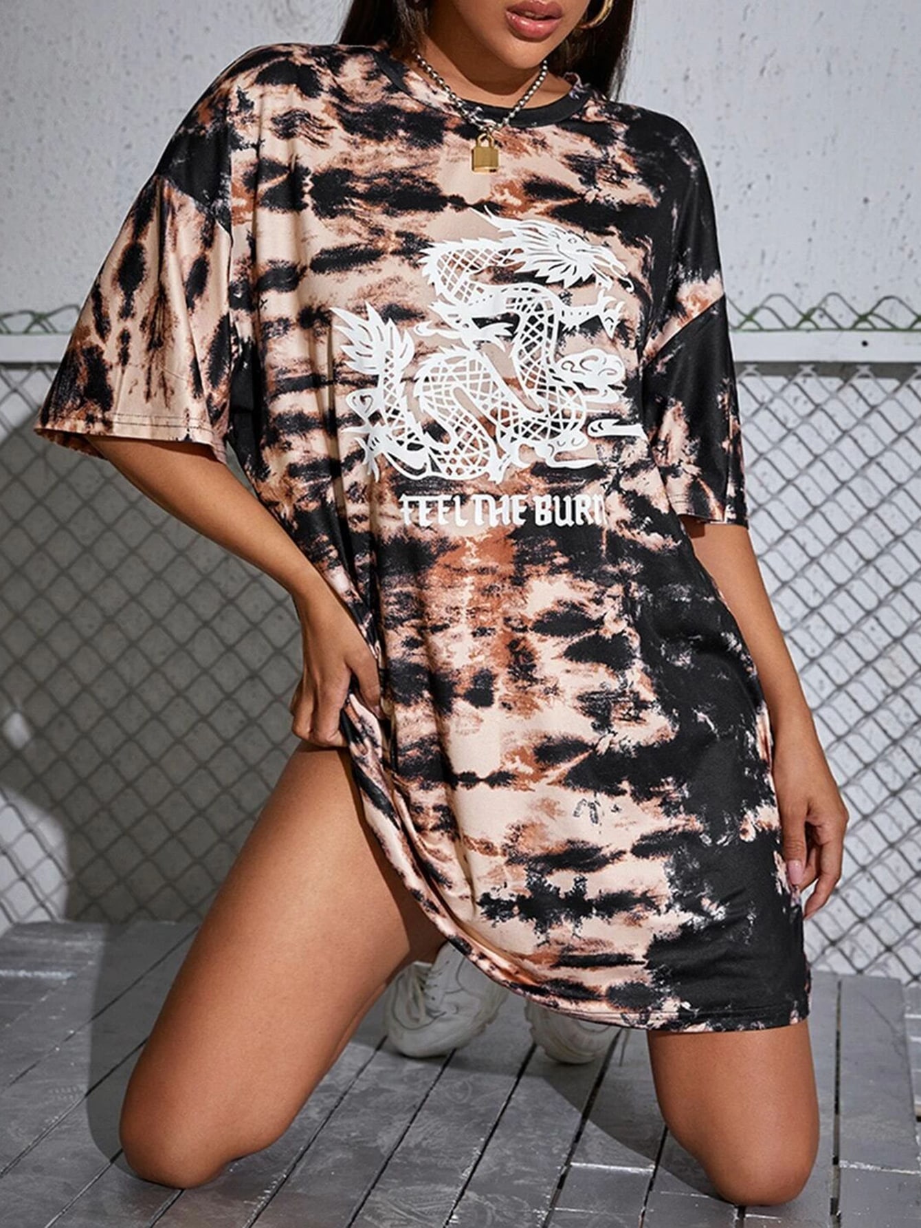 Our Dragon and Slogan Print Bleach Wash T-Shirt Dress is such a vibe - ROMWE